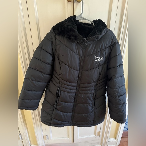 Women’s sz Medium black Reebok faux fur lined puffer jacket. Worn once. - Picture 5 of 5